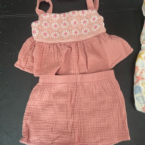 Adorable Baby Clothing Set in Pink and White - Picture 2 of 9